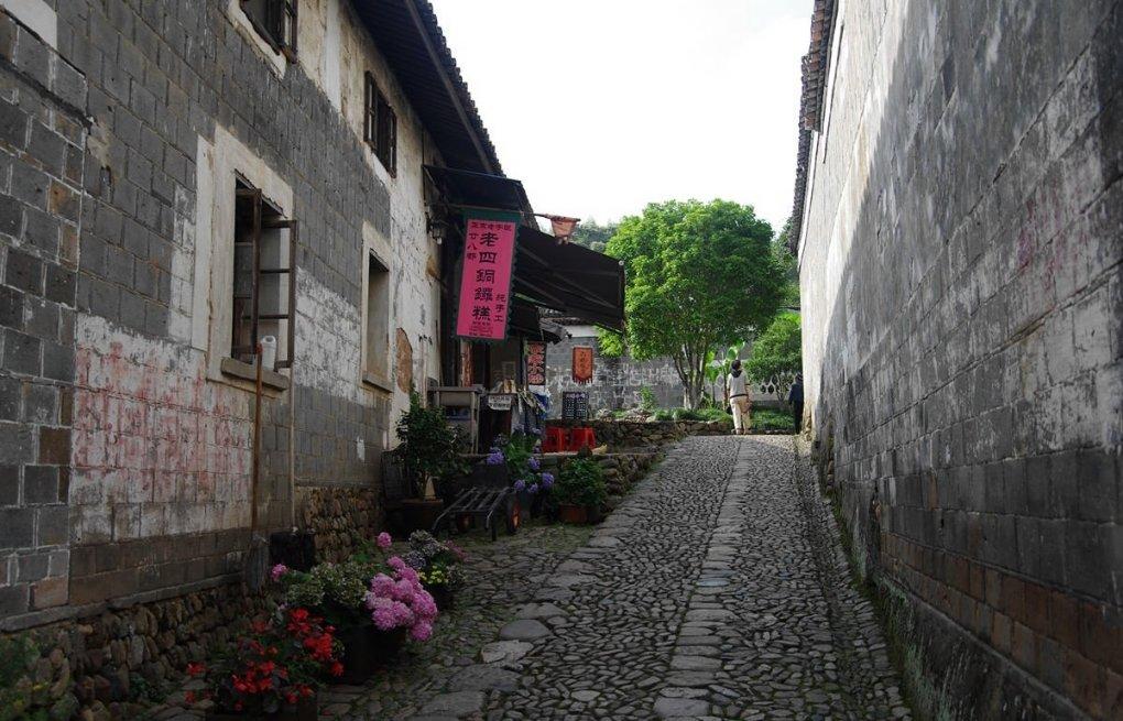 父亲去世后，江西孝子为父遗体塑金身，供在家中，无人敢上门做客